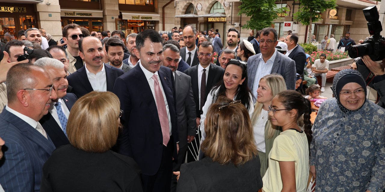 Bakan Kurum Konya'nın yenilenen çarşılarında vatandaşla bir arada