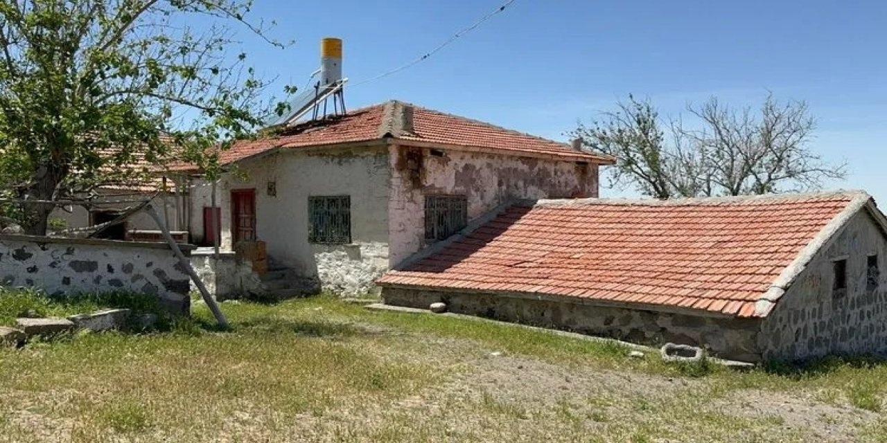 Terk edilmiş köyde 14 yıldır tek başına yaşıyor