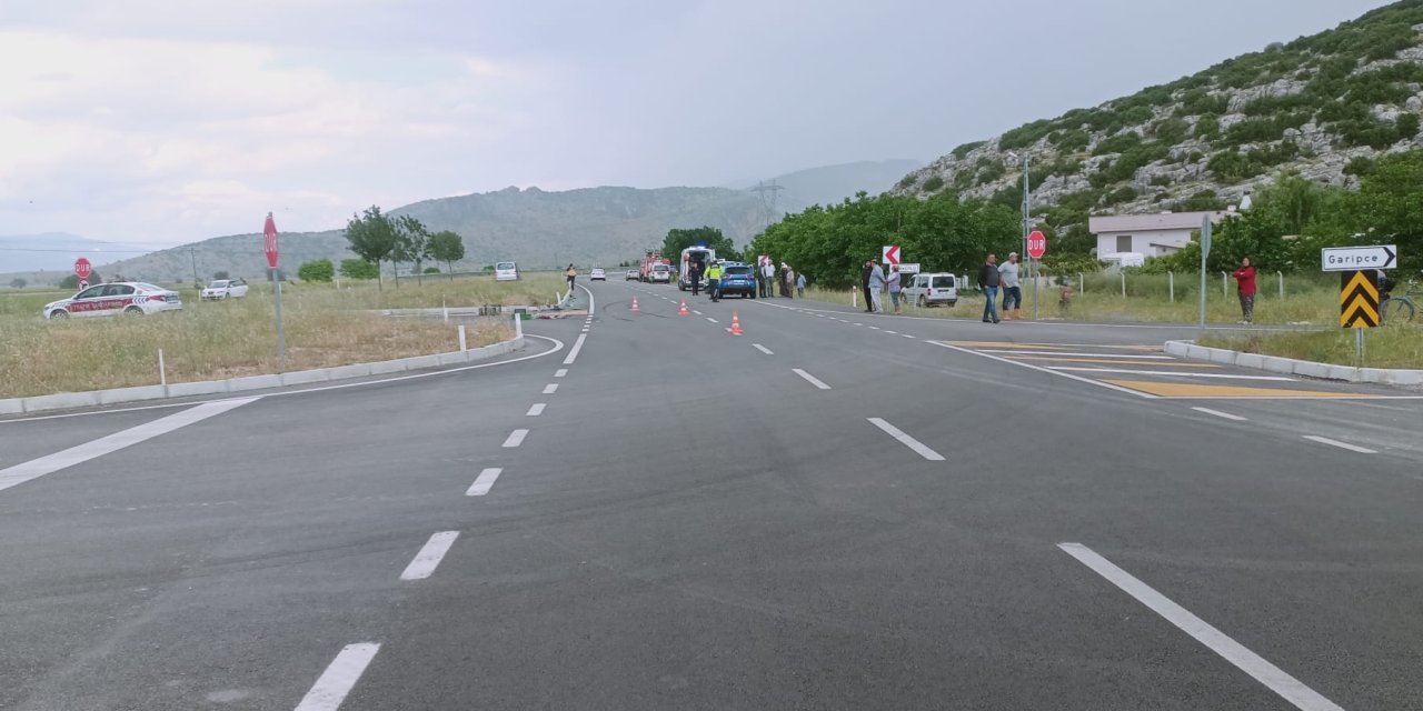 Hafif ticari araç otomobille çarpıştı, 1 ölü 3 yaralı