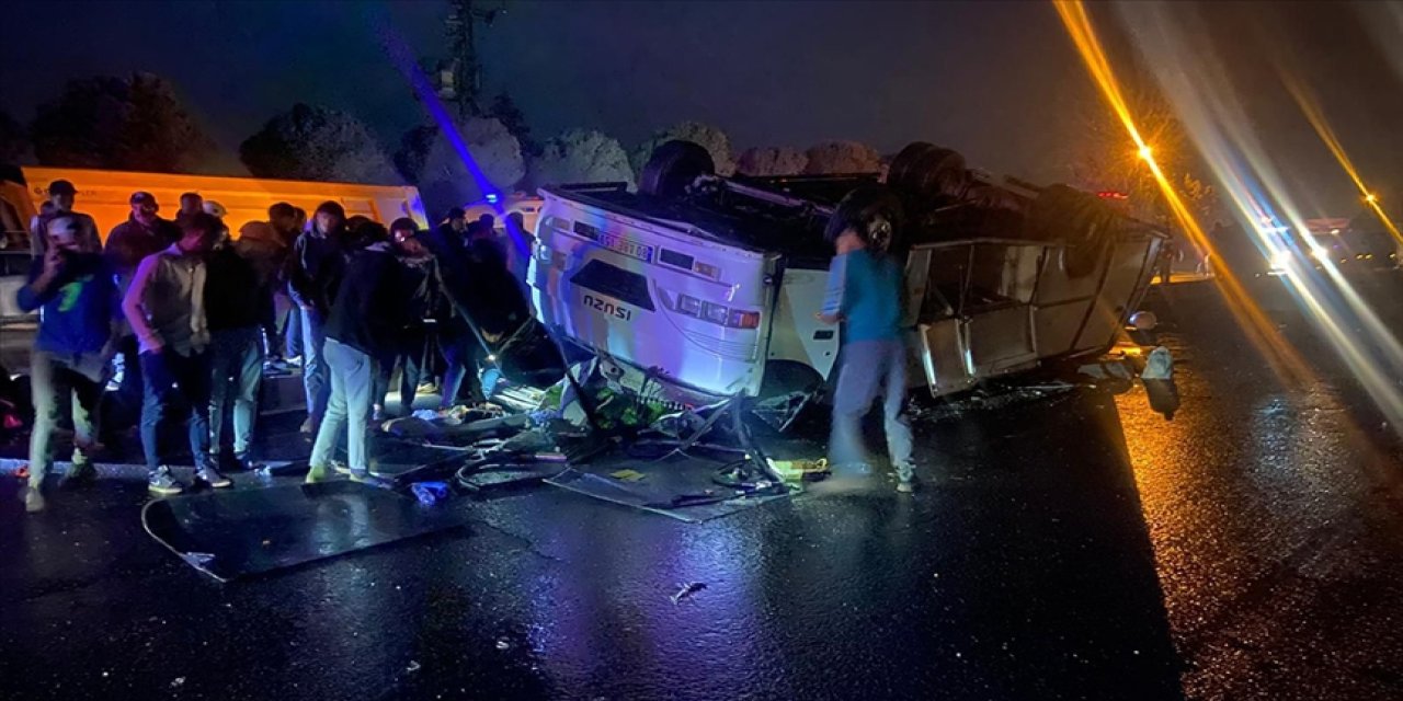 Tarım işçilerini taşıyan midibüs devrildi: 25 yaralı