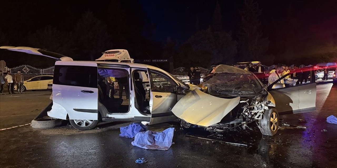 Otomobil ile hafif ticari araç çarpıştı: 5 ölü, 2 yaralı