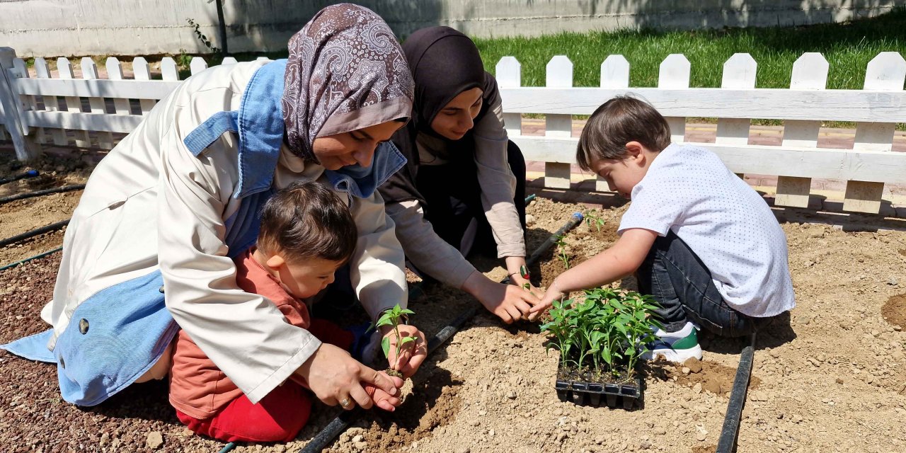 Toprağa can katan minikler, Meram’ın yarınlarını yeşertiyor