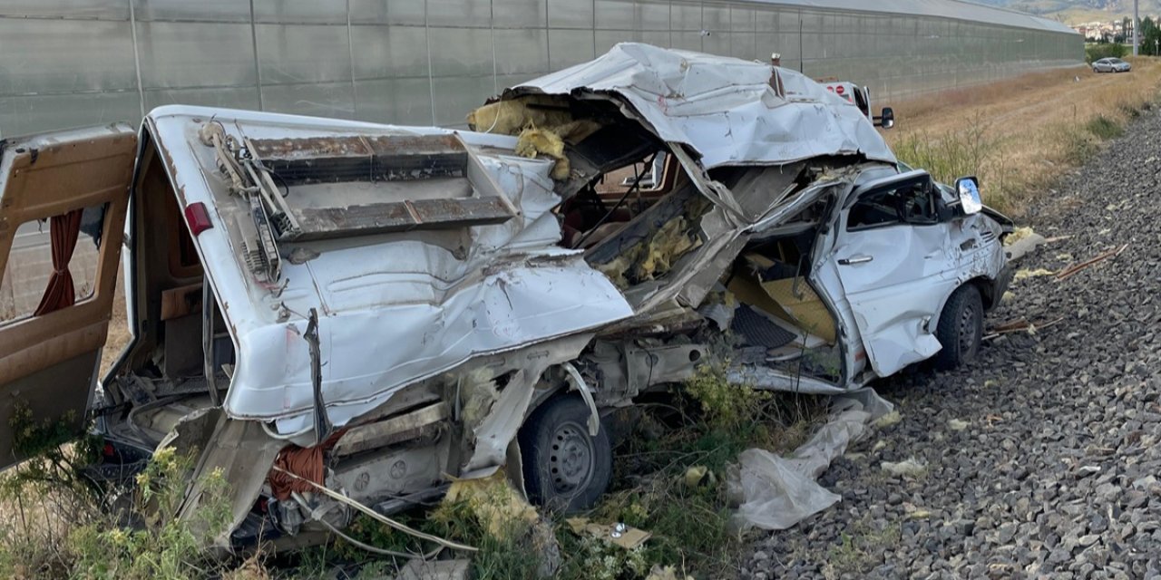 Tren minibüse çarptı, 700 metre sonra durabildi