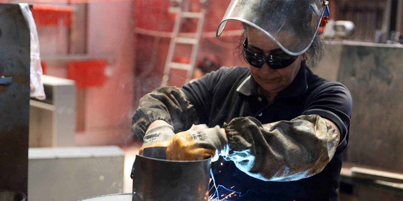 Konya sanayisinin Halil abisi mesai bitince Hilal abla oluyor