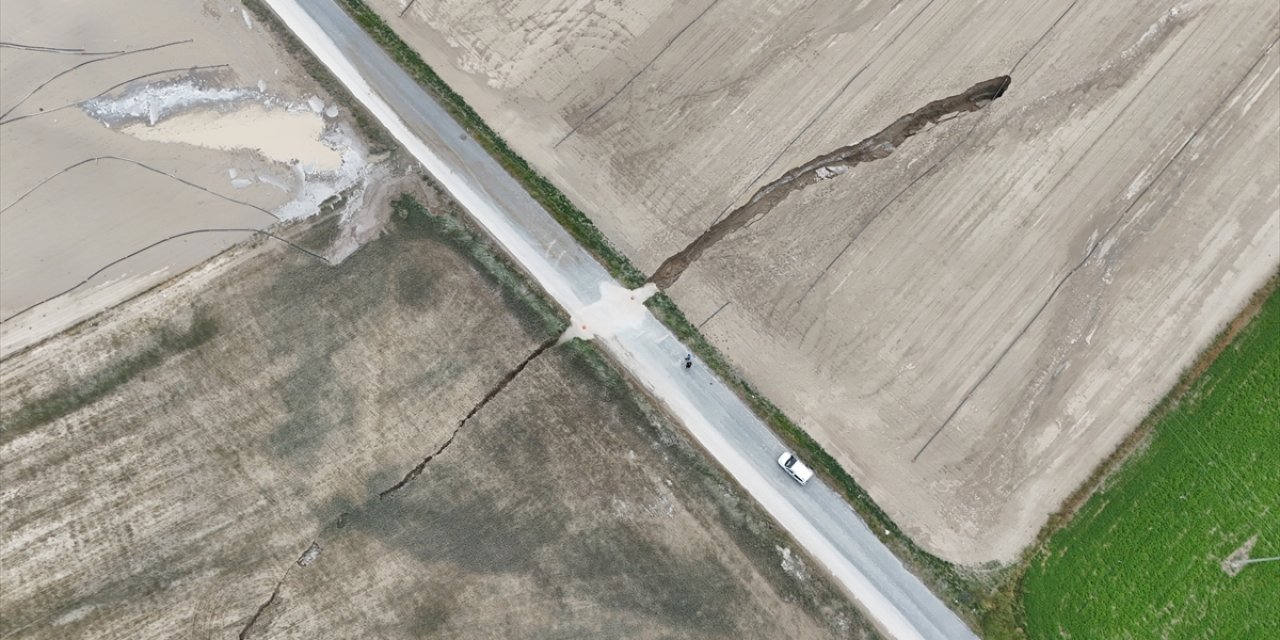 Konya’nın kurak ilçesinde toprak yarıldı! Yol ortadan ikiye ayrıldı