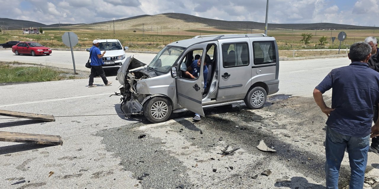 Konya’da iki araç çarpıştı, 3 kişi yaralandı