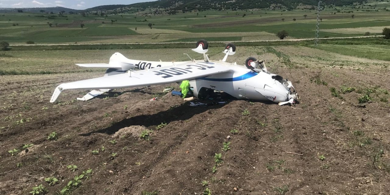 Tarlaya zorunlu iniş yaptı, pilot yaralandı