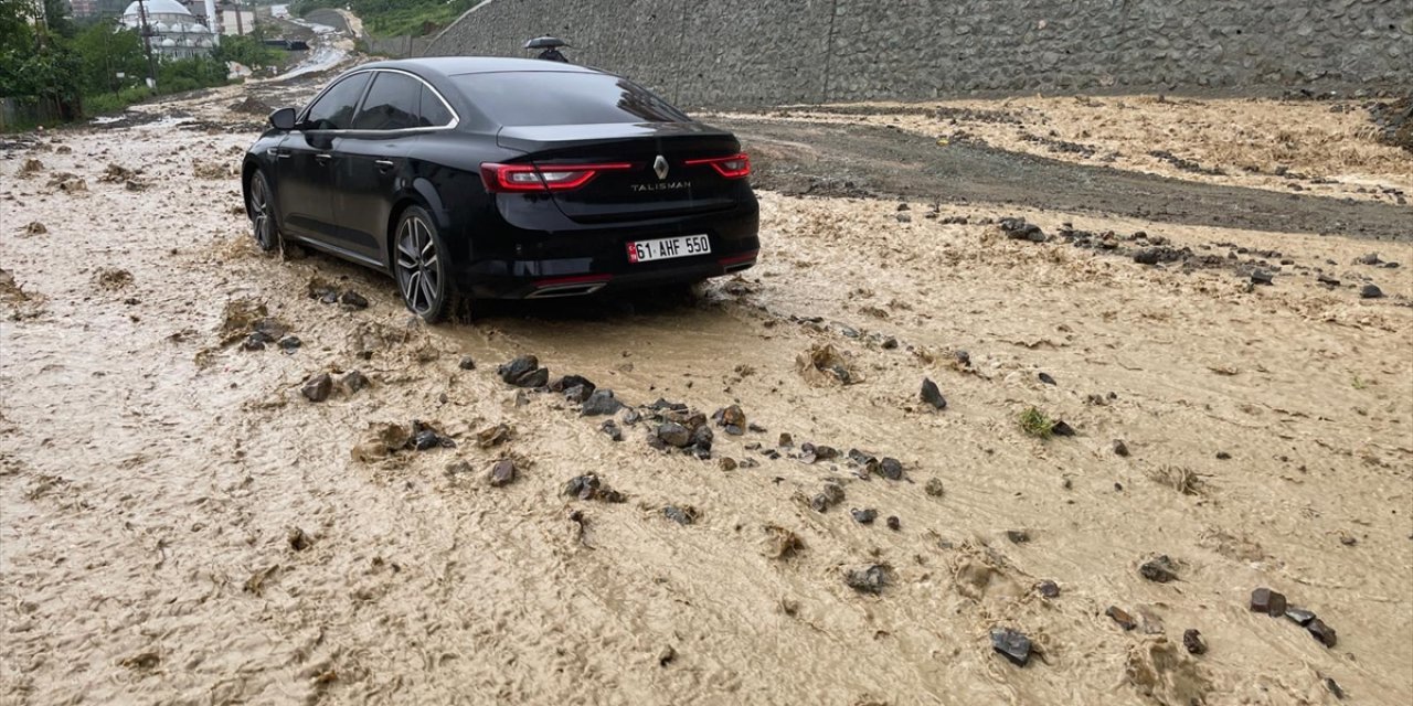 Bardaktan boşanırcasına yağdı: İlçe çamura bulandı