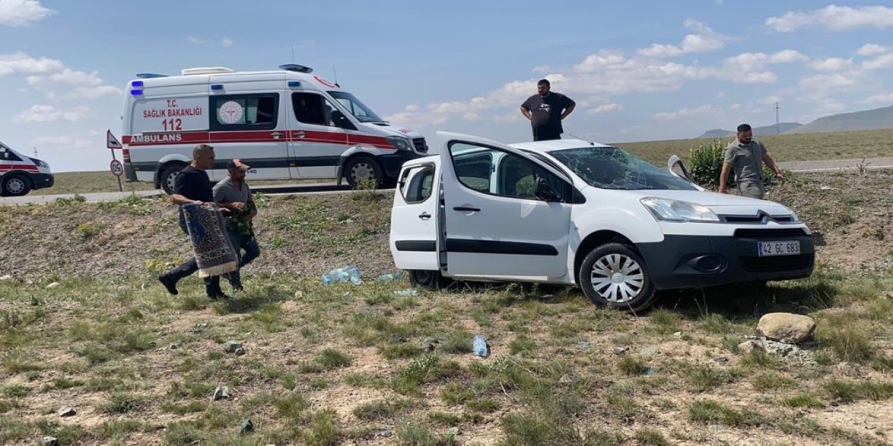 Konya'da lastiği patlayan hafif ticari araç takla attı