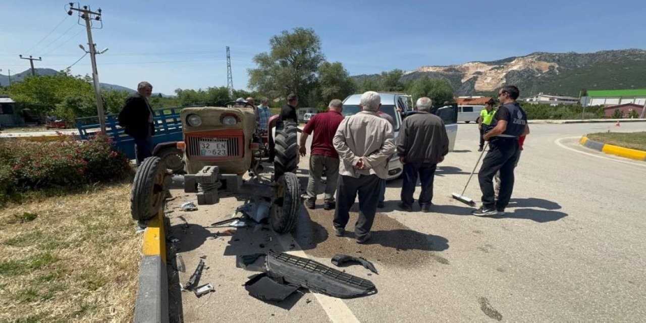 Konya yolunda traktör otomobille çarpıştı! Yaralılar var