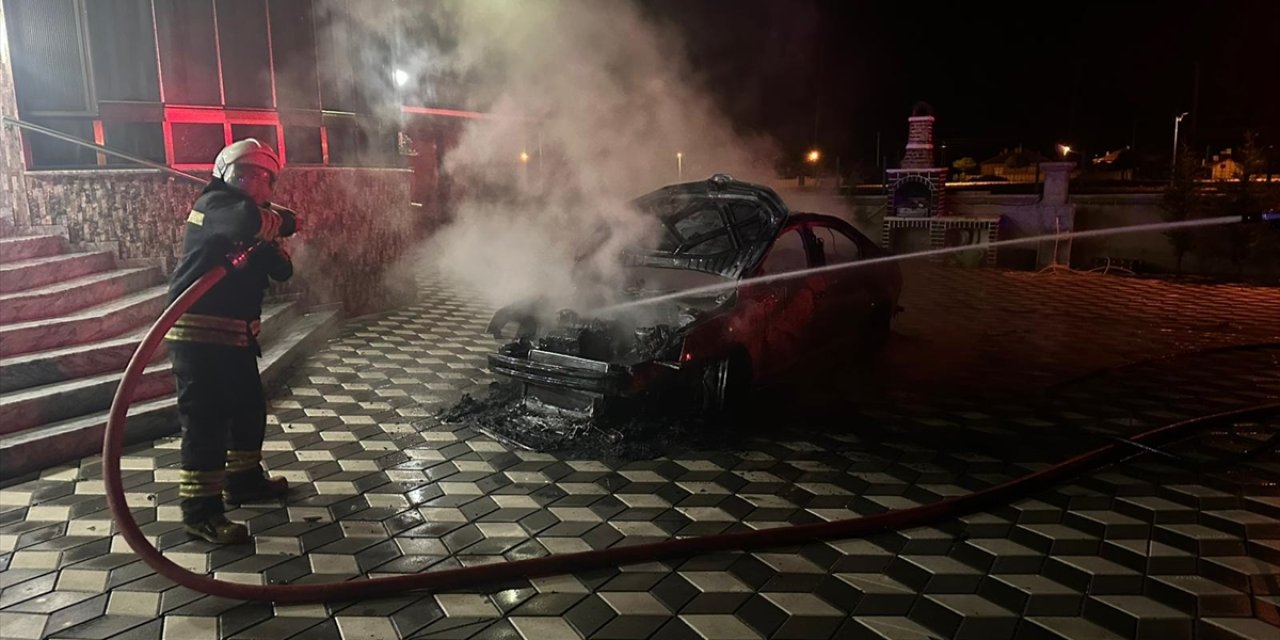 Konya’da gece yarısı otomobil yangını