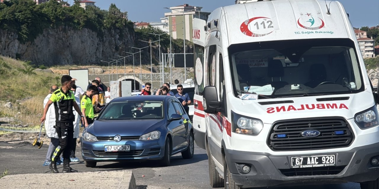 Otomobille çarpışan motosikletteki 2 genç öldü