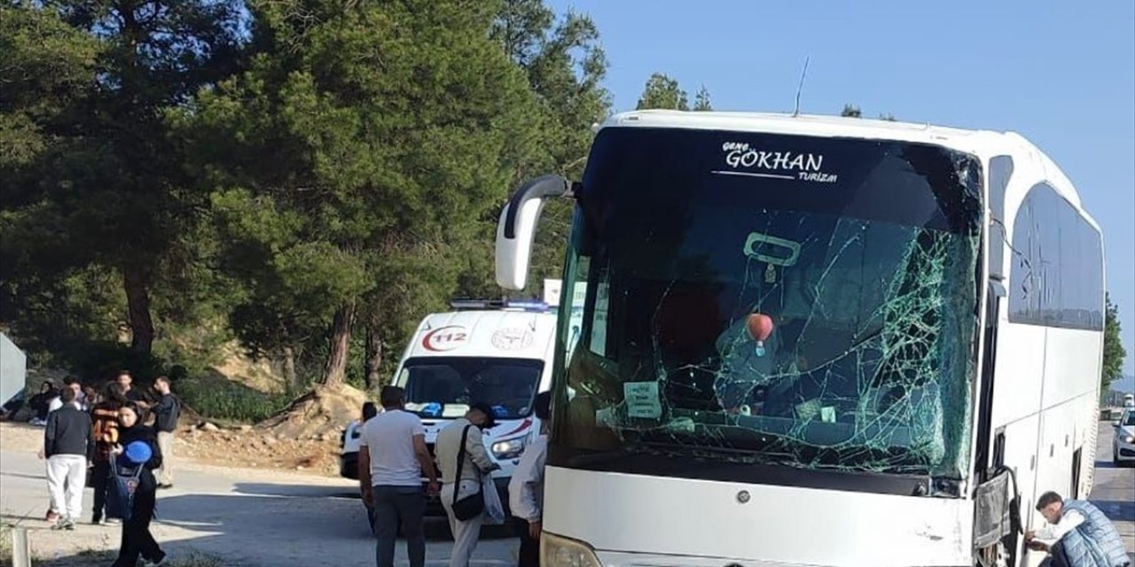 Yolcu otobüsü aydınlatma direğine çarptı