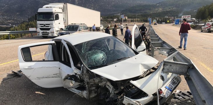 Konya’da otomobil sebze yüklü tıra çarptı: 5 yaralı