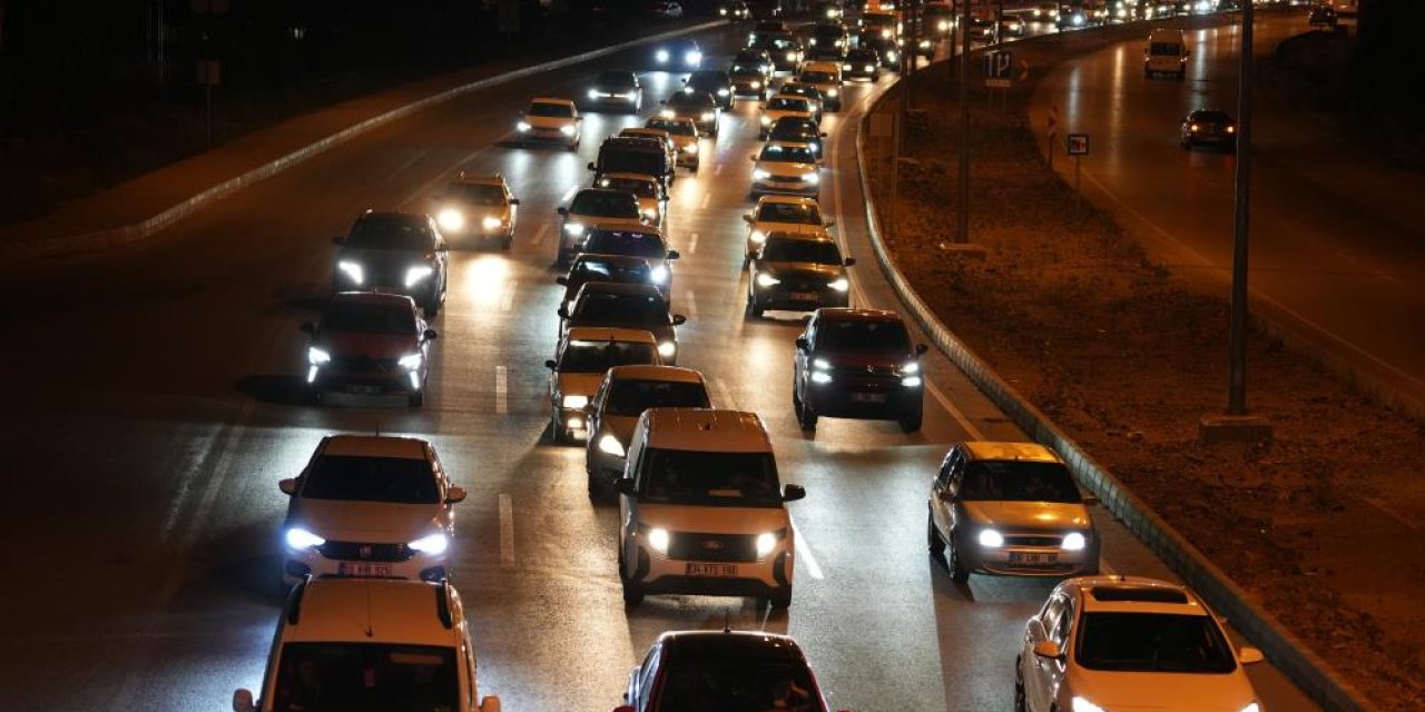 Kilit kavşakta tatilci yoğunluğu