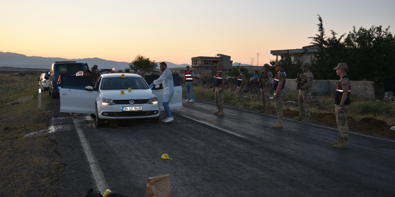 Seyir halindeki otomobile silahlı saldırı: 1 ölü