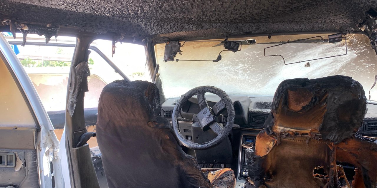 Park halindeki otomobil yandı