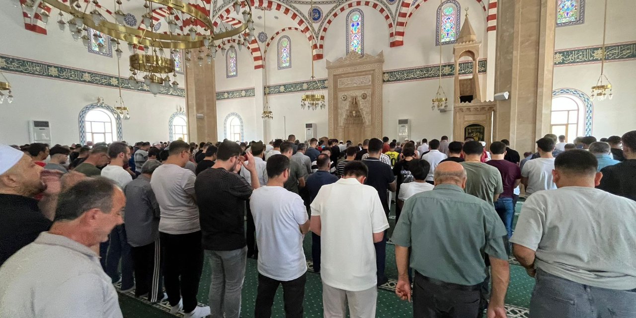 Konya’da bayramın ilk günü Cuma coşkusuyla taçlandı