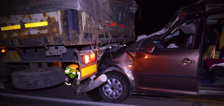 Konya’da feci kaza! Hafif ticari araç tıra çarptı: 1 ölü, 1 yaralı