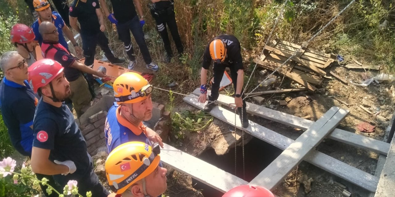 Kuyuya düşen anne ve 2 çocuğu kurtarıldı