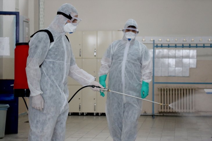 Konya'da meslek lisesi öğrencileri koronavirüse karşı dezenfektan üretti