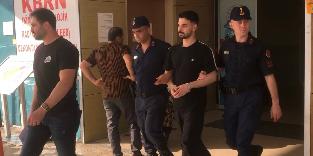 Kendisini kamu görevlisi olarak tanıttı, 3 kişiyi 1 milyon dolandırdı