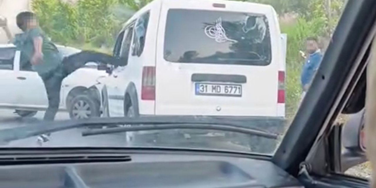 Kaza yaptıkları araçtakilere korku dolu anlar yaşattılar