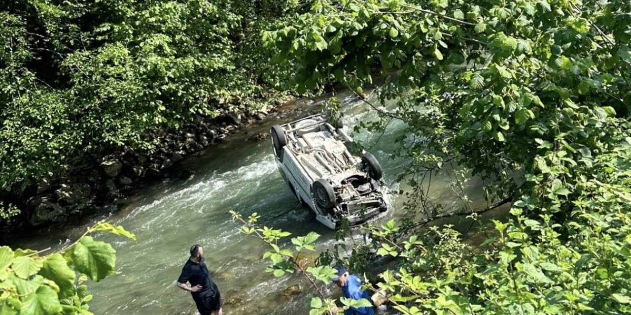 Araç dereye uçtu: 2 ölü, 1 yaralı
