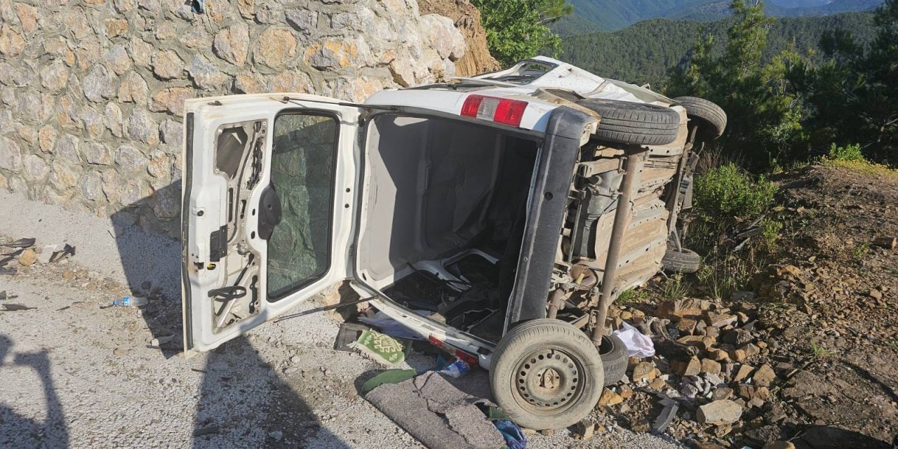 Konya yolunda hafif ticari araç devrildi! Sürücü ağır yaralı