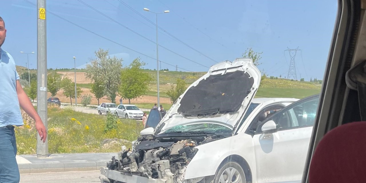 İki otomobil kafa kafaya çarpıştı: 8 yaralı