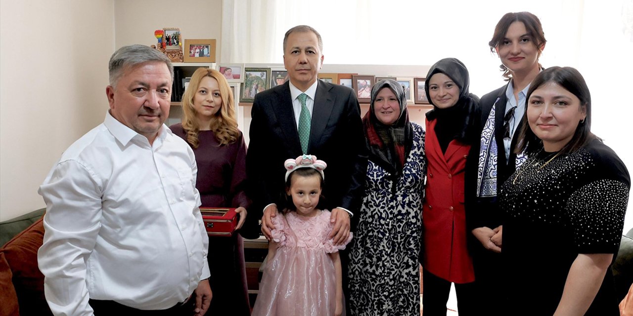 Bakan Yerlikaya Konya'da şehit Teğmen Fikret Dinçer'in ailesini ziyaret etti