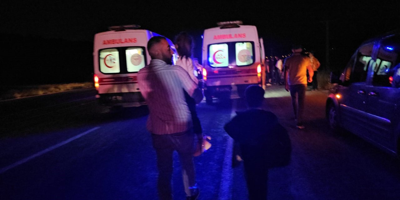 Hafif ticari araç, traktöre çarptı: 7 yaralı