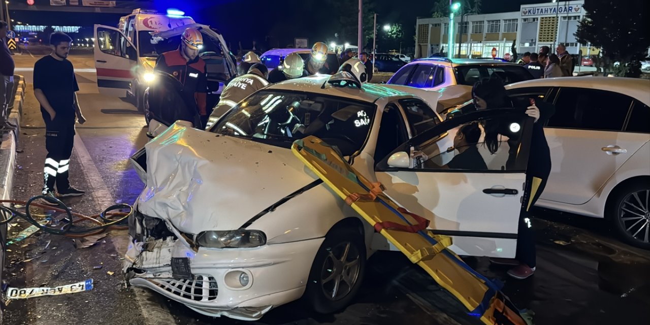 6 araç birbirine girdi: 4 kişi yaralandı