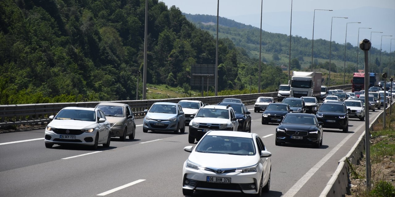 Yollarda bayram tatilinden dönüş yoğunluğu başladı