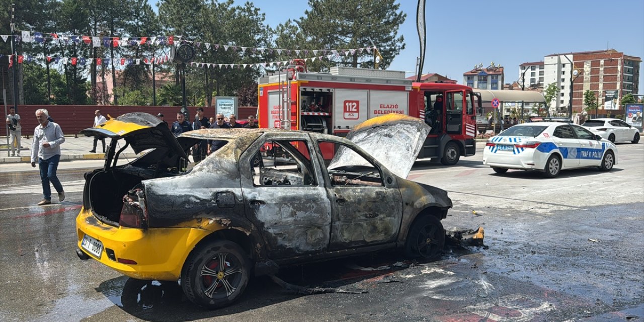 Araç aniden alev aldı, taksici canını zor kurtardı
