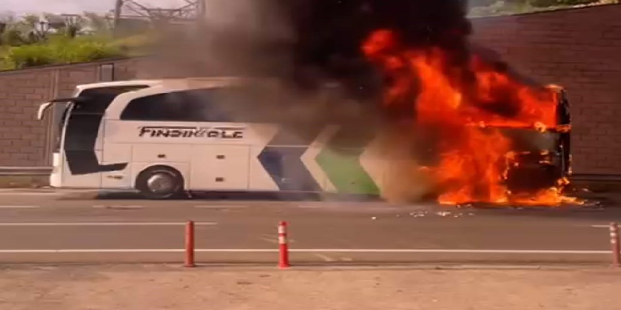 Seyir halindeki yolcu otobüsü alev alev yandı