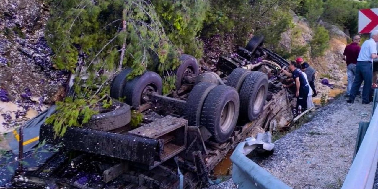 Konya yolunda feci kaza! Yumurta yüklü kamyon devrildi, sürücü can verdi