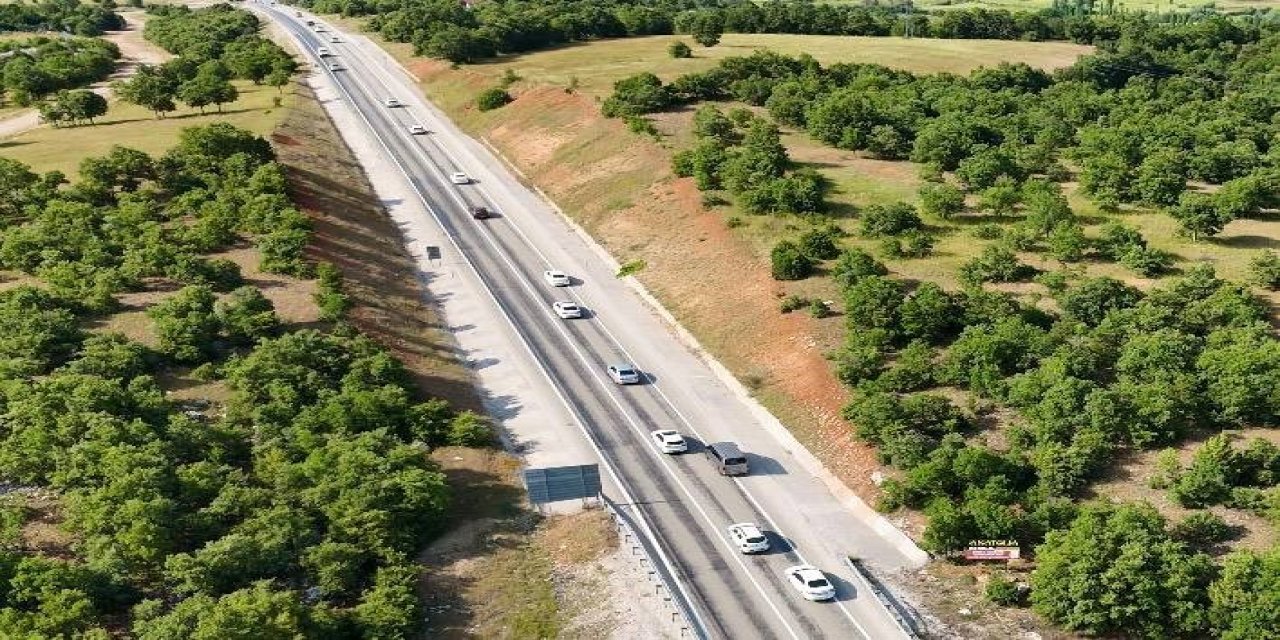 Tatilciler yeni Konya-Antalya yolunda trafiği kilitledi