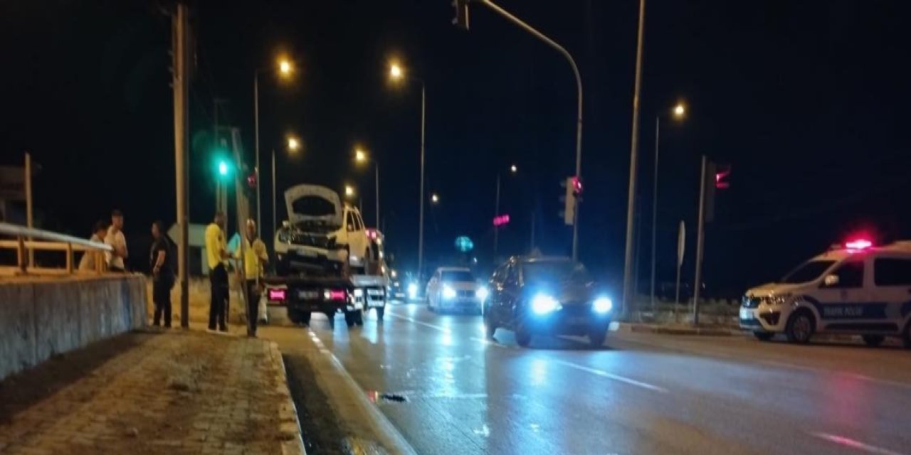 Konya’da otomobil beton bariyere çarptı