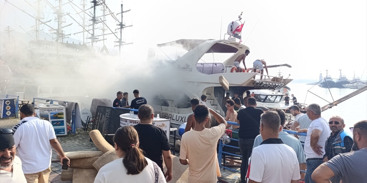 Alanya'da lüks gezi teknesinde yangın