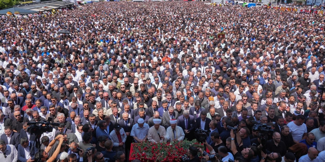 Binlerce kişi saf tuttu! Ferdi Zeyrek son yolculuğuna uğurlandı