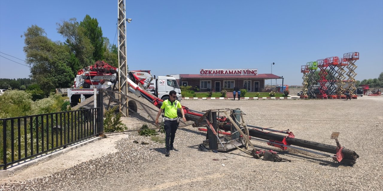 Bayrak asarken 20 metre yükseklikten düştüler