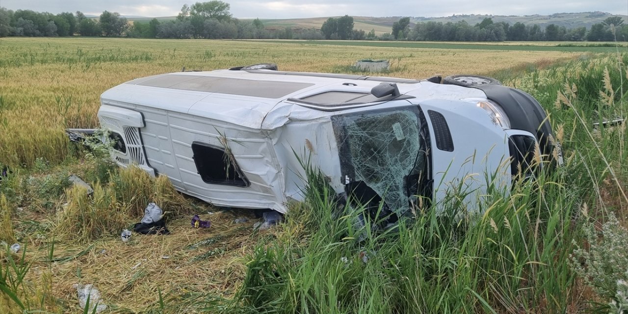 Düğün dönüşü kaza: 17 kişi yaralandı