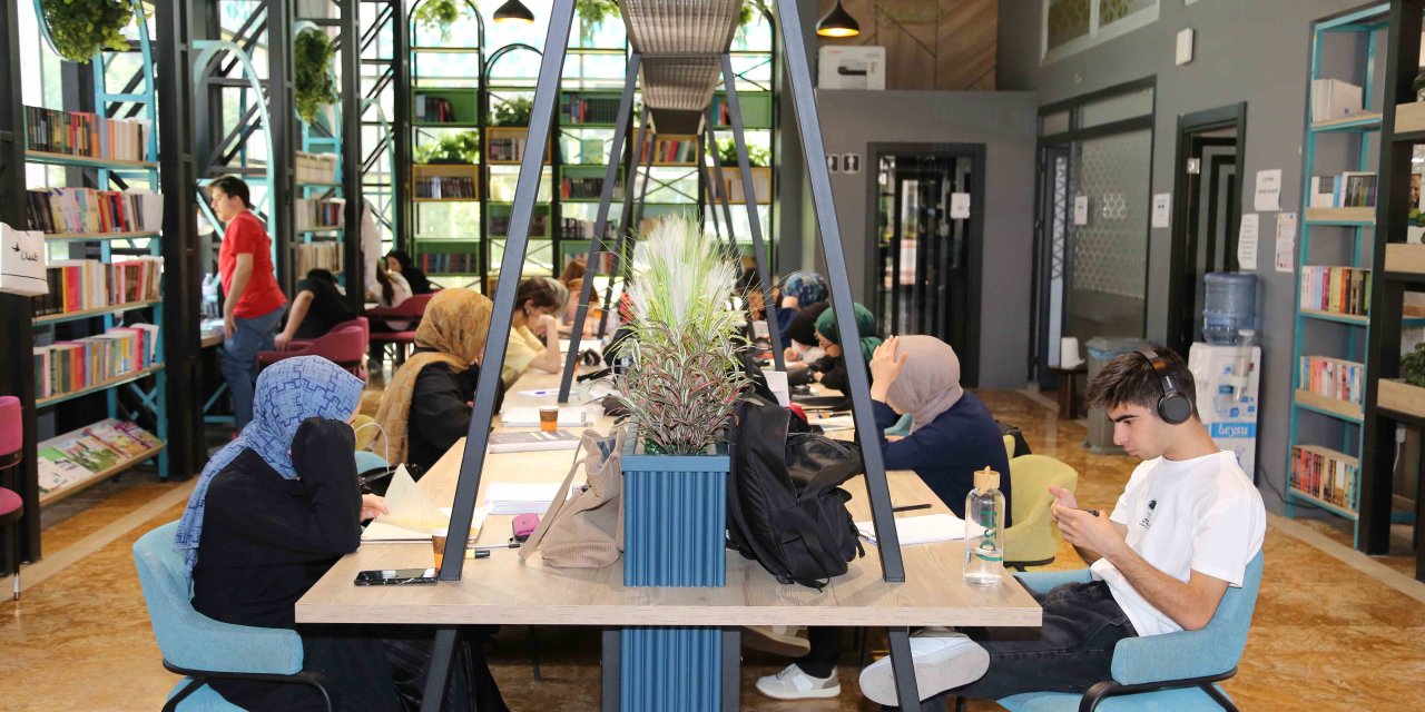Öğrenciler sınava Meram’ın kütüphanelerinde hazırlanıyor