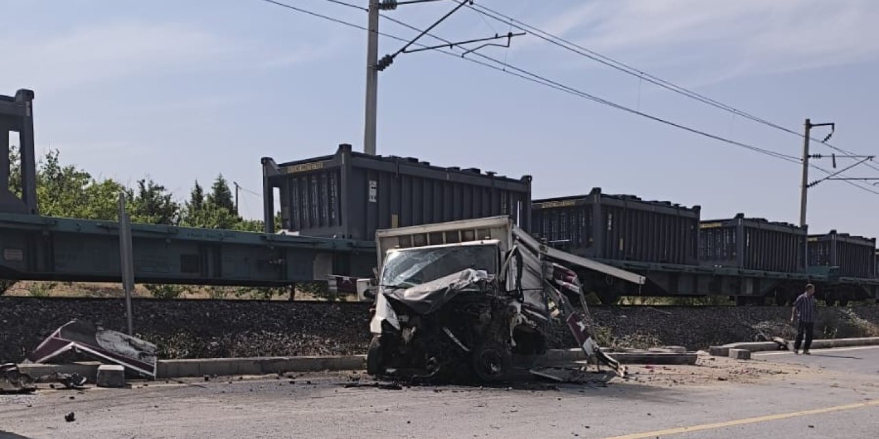 Yük treni kamyonete çarptı