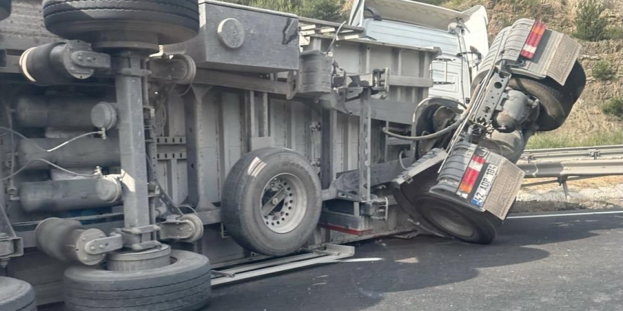 Konya’dan yola çıkan TIR Bilecik’te kaza yaptı