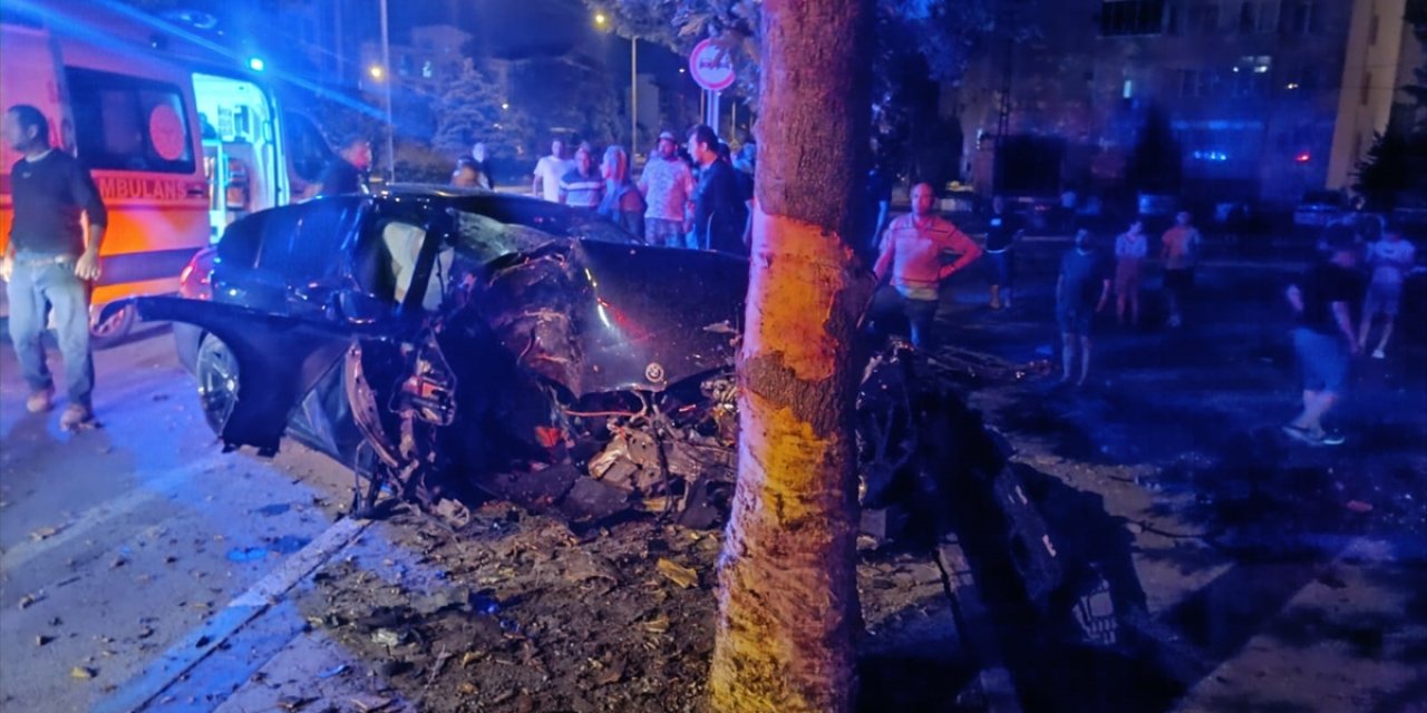 Ağaca çarpan otomobil hurdaya döndü: 1 ölü, 1 yaralı