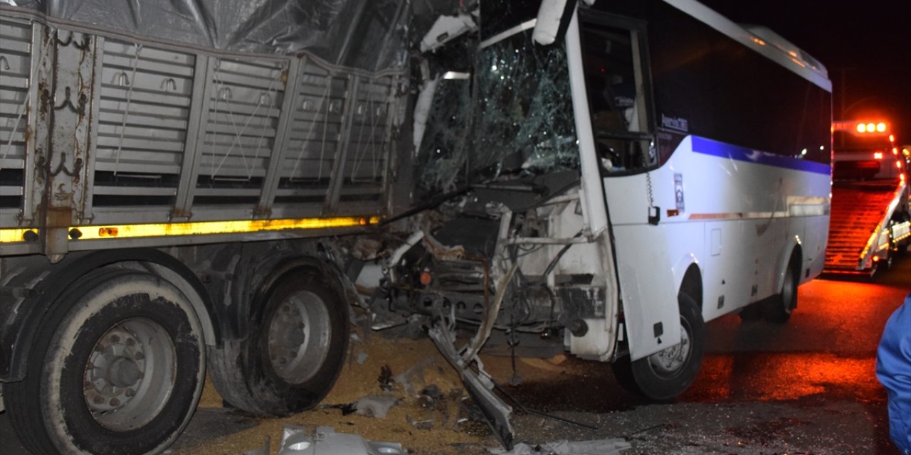 İşçi servisi tıra çarptı: 5’i ağır 20 yaralı