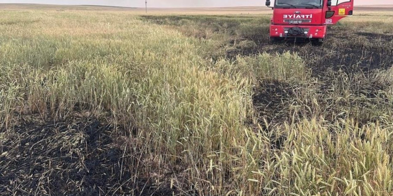 Konya’da arpa ekili tarla tutuştu