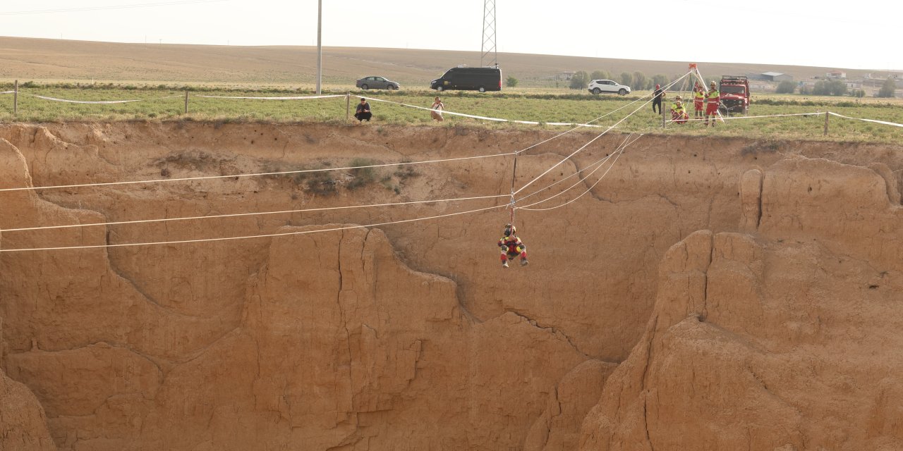 Konya’da gerilim dolu anlar! 30 metrelik obrukta dakikalarla yarıştılar